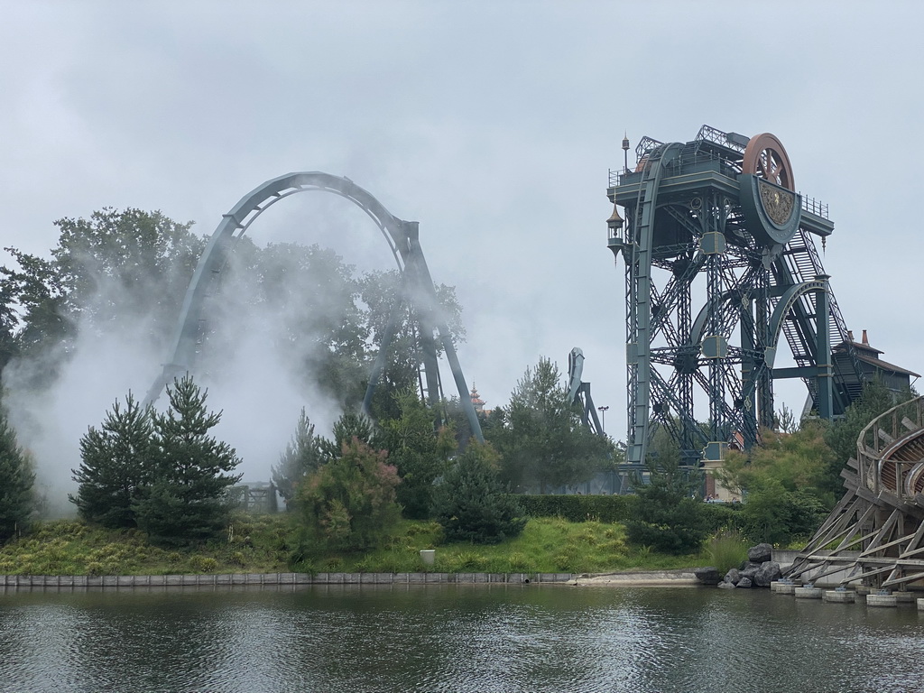 The Baron 1898 attraction at the Ruigrijk kingdom, viewed from the northwest side of the Piraña attraction at the Anderrijk kingdom