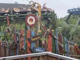 Cars and signs at the waiting line at the Max & Moritz attraction at the Anderrijk kingdom