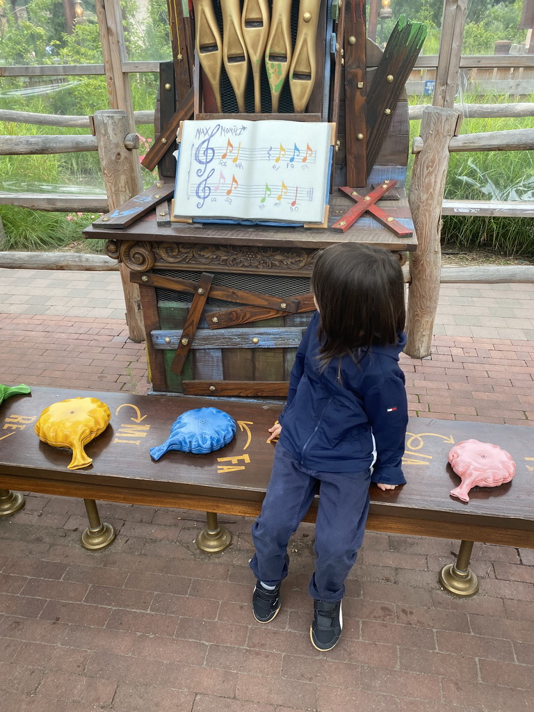 Max on the fart organ at the waiting line at the Max & Moritz attraction at the Anderrijk kingdom