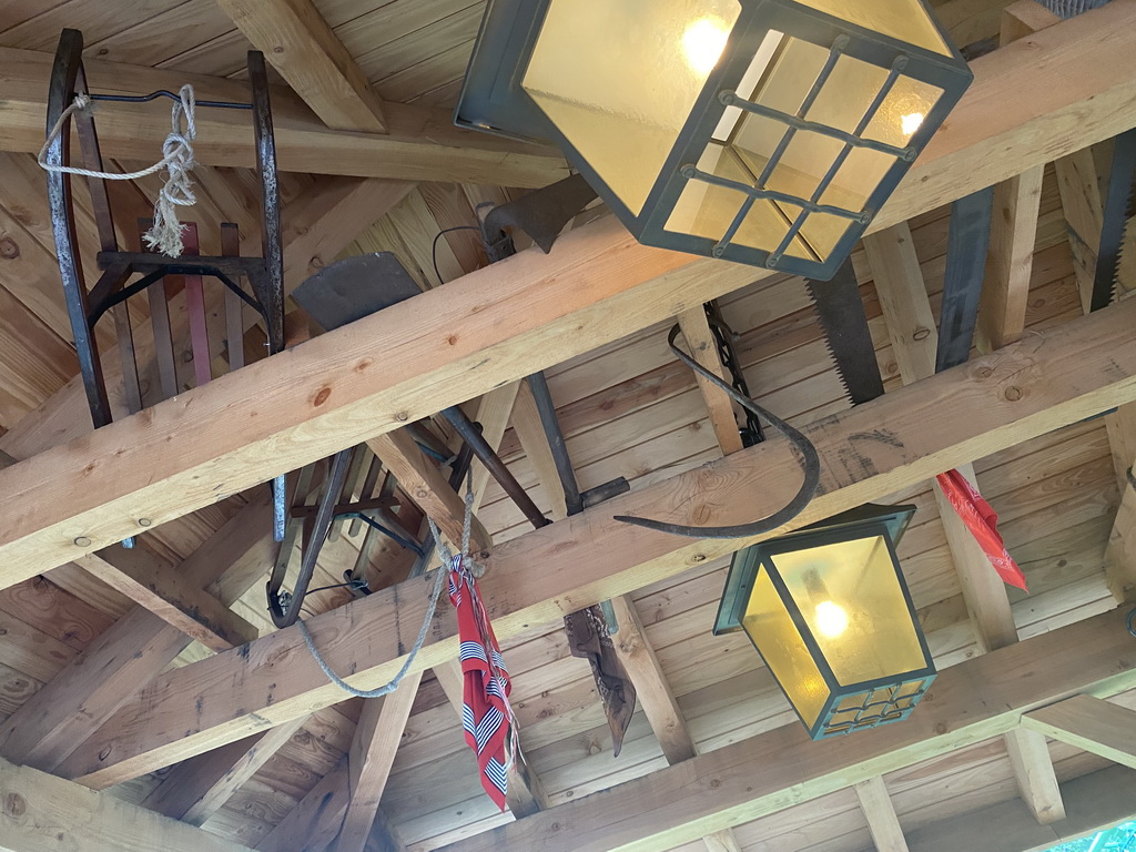 Ceiling of the waiting line at the Max & Moritz attraction at the Anderrijk kingdom