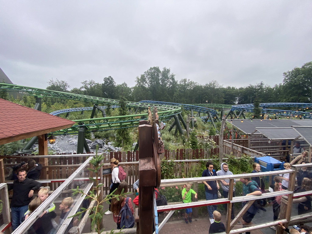 Waiting line at the Max & Moritz attraction at the Anderrijk kingdom, viewed from the staircase to the main building