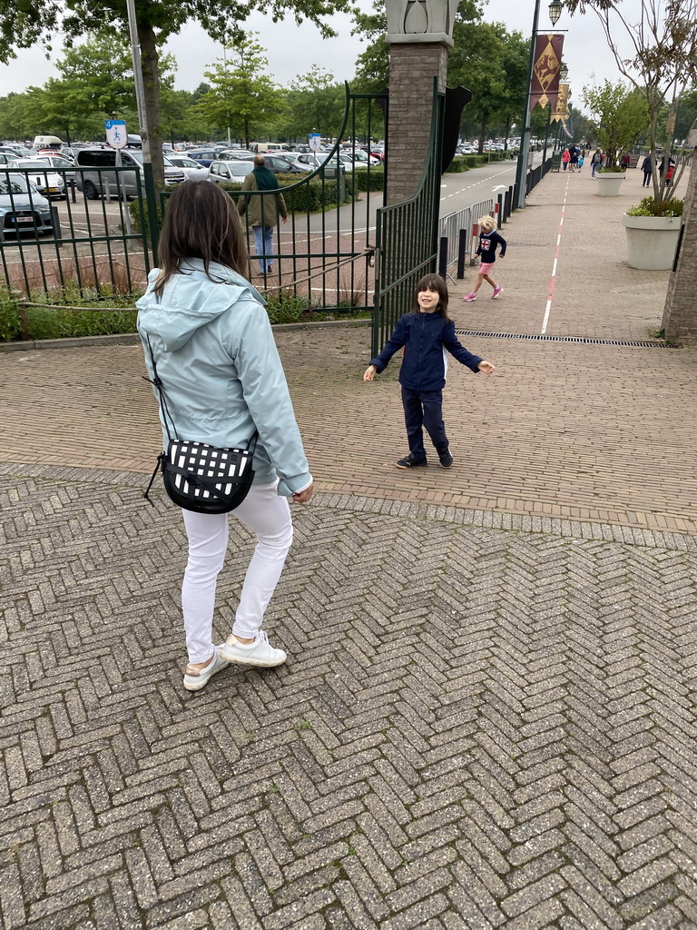 Miaomiao and Max in front of the entrance to the Efteling theme park