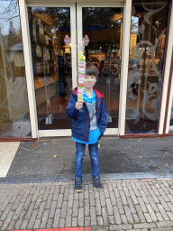 Max with candy in front of the Efteldingen souvenir shop