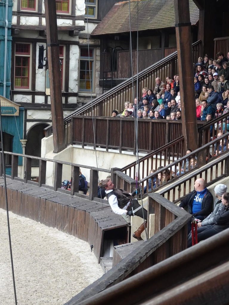 Actor coming down from the ceiling of the grandstand to the stage of the Raveleijn theatre at the Marerijk kingdom, during the Raveleijn Parkshow