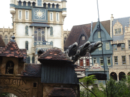 Actor and dragon on the stage of the Raveleijn theatre at the Marerijk kingdom, during the Raveleijn Parkshow