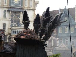 Actor and dragon on the stage of the Raveleijn theatre at the Marerijk kingdom, during the Raveleijn Parkshow