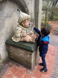 Max with the Baby Gijsje trash can at the Kindervreugd playground at the Marerijk kingdom