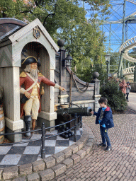 Max with the Kapitein Gijs trash can at the Ruigrijk kingdom