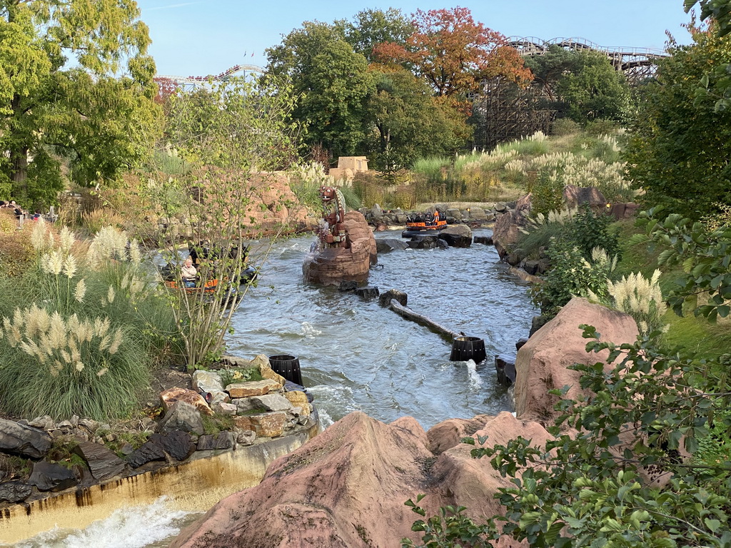 Boats and waterfalls at the Piraña attraction at the Anderrijk kingdom, viewed from the suspension bridge