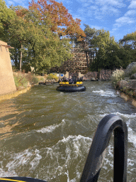 Boat at the Piraña attraction at the Anderrijk kingdom and the Joris en de Draak attraction of the Ruigrijk kingdom, viewed from our boat