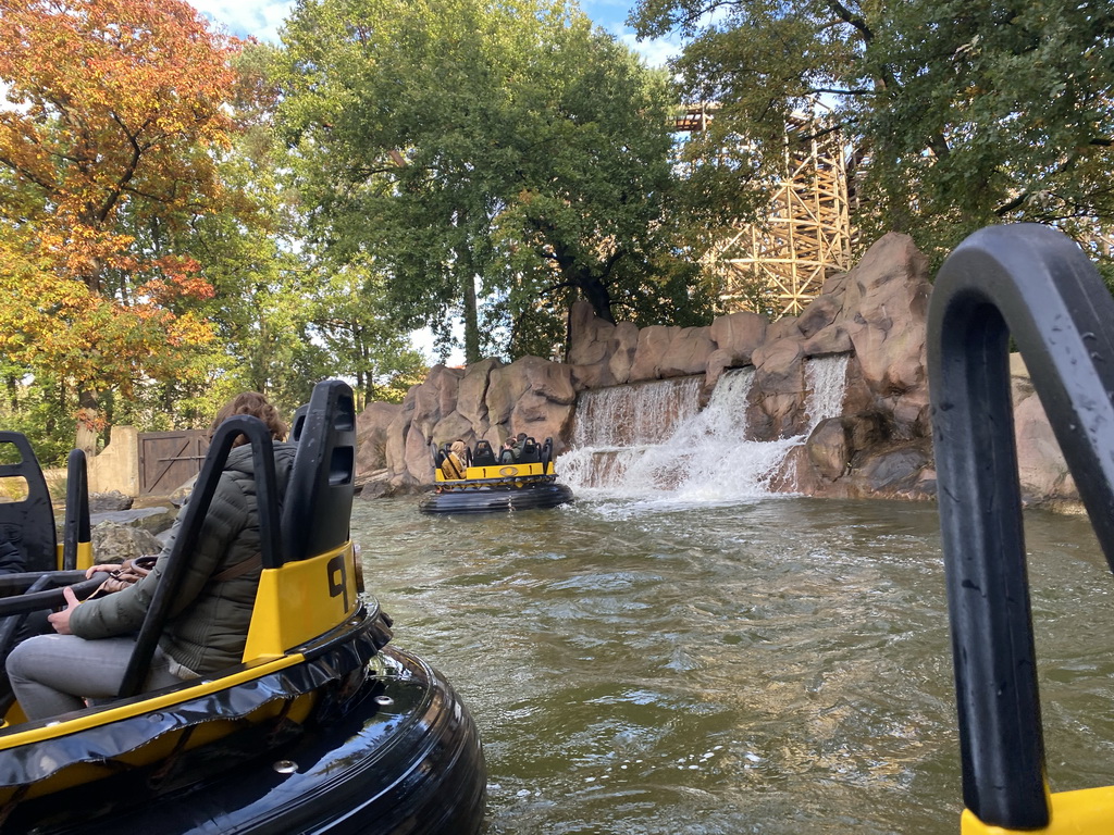 Boats and waterfall at the Piraña attraction at the Anderrijk kingdom and the Joris en de Draak attraction of the Ruigrijk kingdom, viewed from our boat