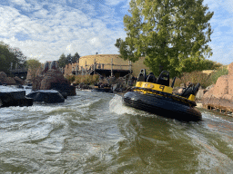 Boats and Inca statues at the Piraña attraction at the Anderrijk kingdom, viewed from our boat