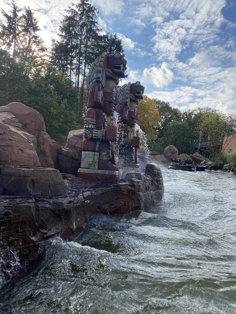 Boat and Inca statues at the Piraña attraction at the Anderrijk kingdom, viewed from our boat