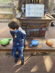 Max on the fart organ at the waiting line at the Max & Moritz attraction at the Anderrijk kingdom