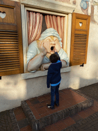 Max with the Oompje Gijs trash can at the Max & Moritz Square at the Anderrijk kingdom