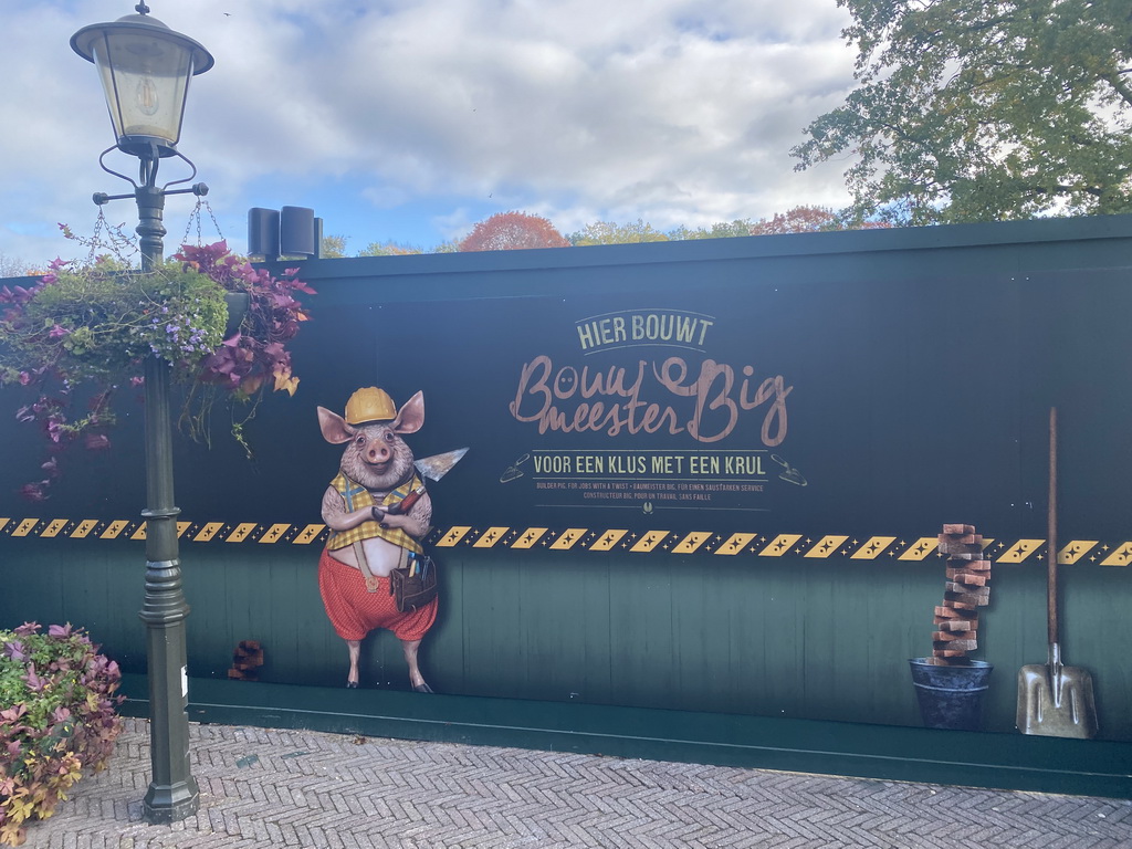 Wall in front of the construction site of the Efteling Grand Hotel