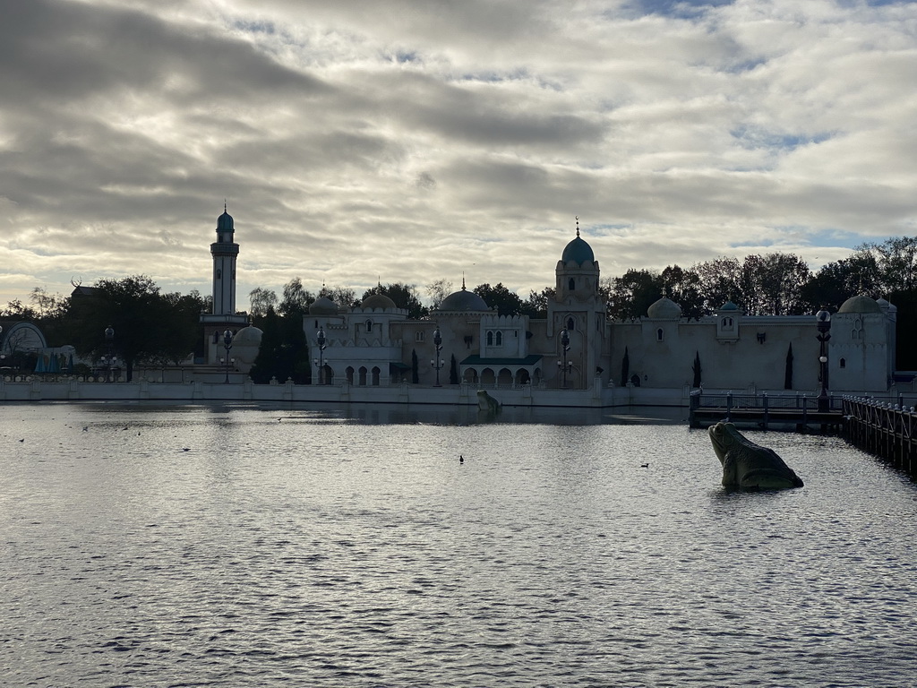 The Aquanura lake at the Fantasierijk kingdom and the Fata Morgana attraction at the Anderrijk kingdom