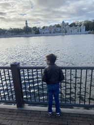 Max with the Aquanura lake at the Fantasierijk kingdom and the Fata Morgana attraction at the Anderrijk kingdom