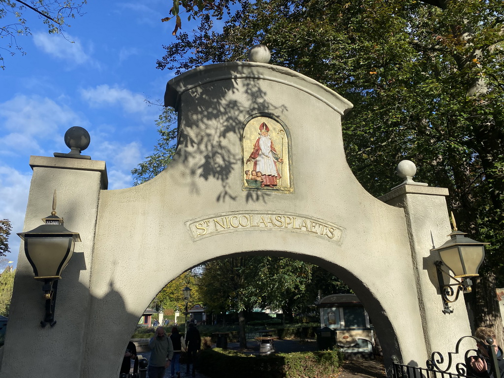 Gate to the Sint Nicolaasplaets square at the Marerijk kingdom