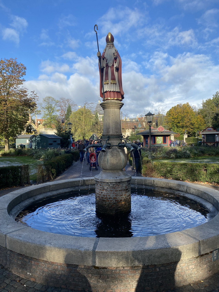 The Sint Nicolaasfontein fountain at the Sint Nicolaasplaets square at the Marerijk kingdom