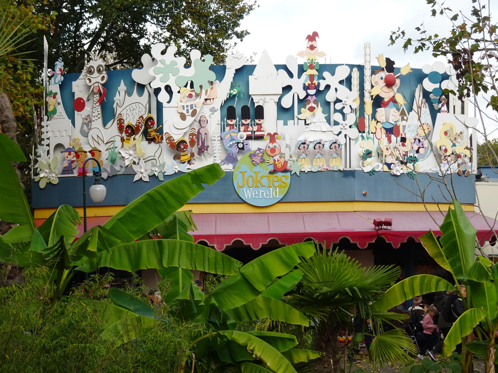 Facade of the Jokies Wereld shop at the Carnaval Festival Square at the Reizenrijk kingdom, viewed from the waiting line of the Sirocco attraction