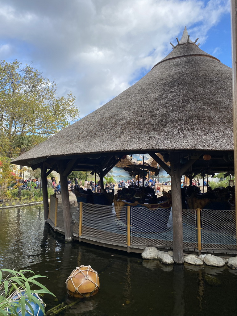 The Sirocco attraction at the Reizenrijk kingdom, viewed from the waiting line