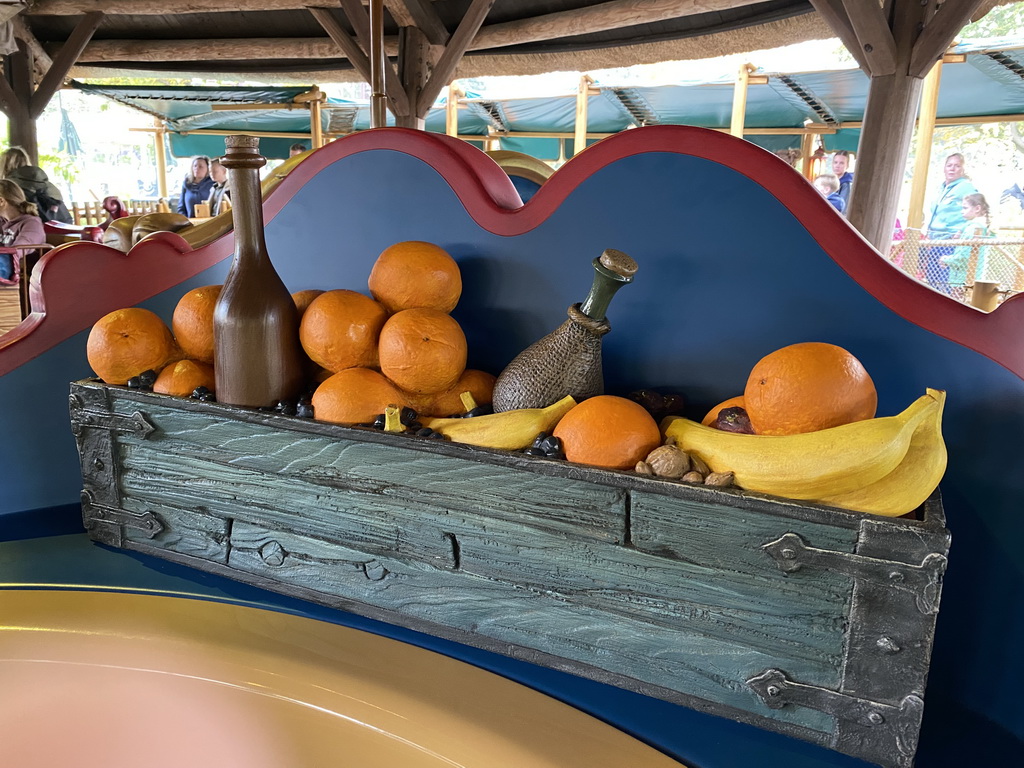 Chest with fruits and wine at the Sirocco attraction at the Reizenrijk kingdom