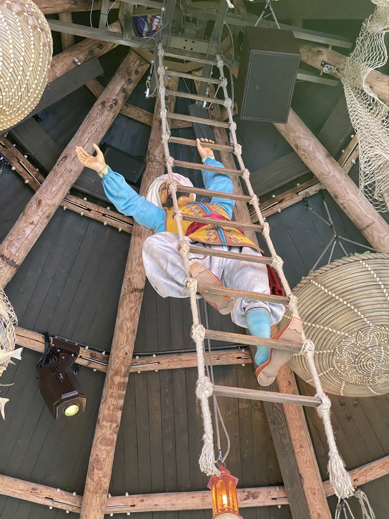 Statue of Sindbad and baskets hanging from the ceiling of the Sirocco attraction at the Reizenrijk kingdom