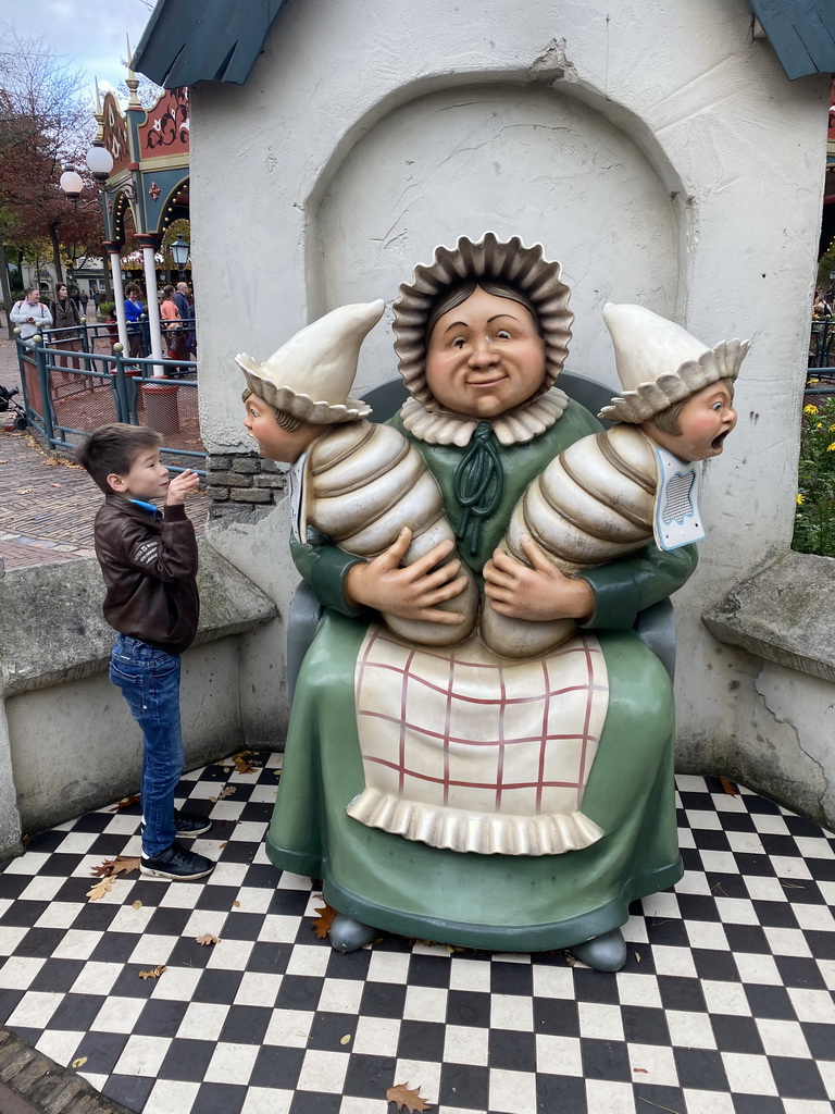 Max with the Moeder Gijs met Tweeling Gijs trash can at the Anton Pieck Plein square at the Marerijk kingdom