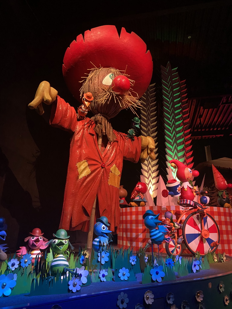 Scarecrow, birds and Jokie and Jet on a bicycle at the Dutch scene at the Carnaval Festival attraction at the Reizenrijk kingdom