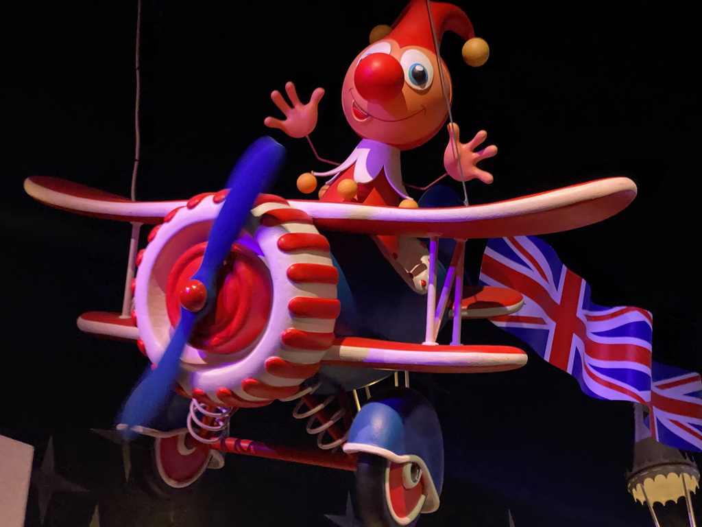 Jokie in an airplane at the British scene at the Carnaval Festival attraction at the Reizenrijk kingdom