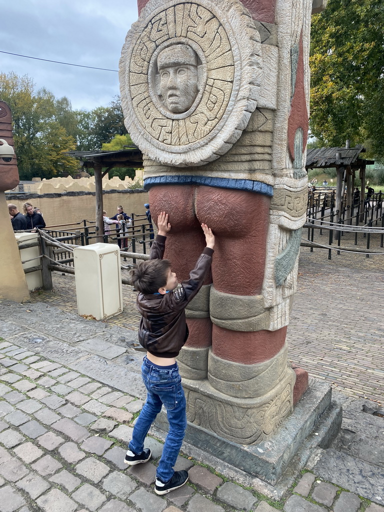 Max with an Inca statue in front of the Piraña attraction at the Anderrijk kingdom