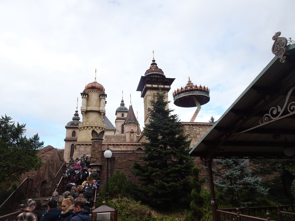 The Symbolica attraction at the Fantasierijk kingdom and the Pagode attraction at the Reizenrijk kingdom, viewed from the waiting line for the Symbolica attraction