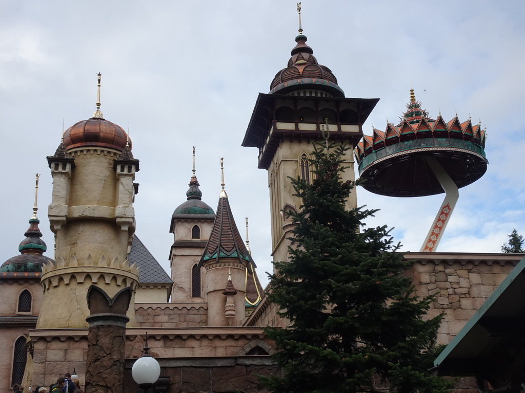 The Symbolica attraction at the Fantasierijk kingdom and the Pagode attraction at the Reizenrijk kingdom, viewed from the waiting line for the Symbolica attraction