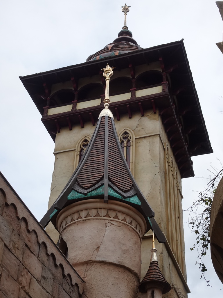 Tower of the Symbolica attraction at the Fantasierijk kingdom, viewed from its waiting line