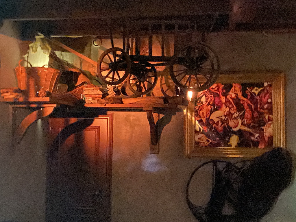 Basket, cart and painting at the second preshow of the Villa Volta attraction at the Marerijk kingdom