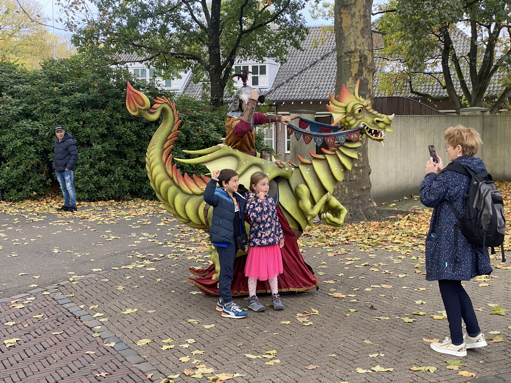 Dragon rider at the Dubbele Laan road from the Marerijk kingdom to the Reizenrijk kingdom