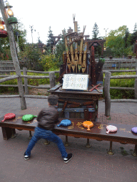 Max at the fart organ at the waiting line at the Max & Moritz attraction at the Anderrijk kingdom