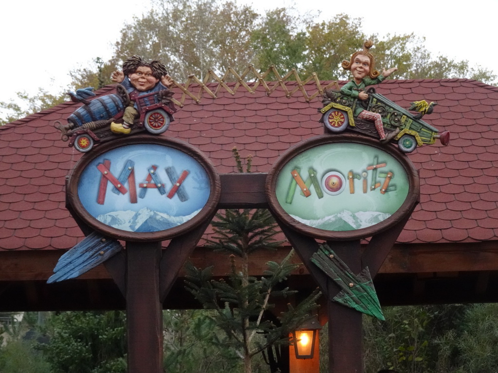 Signs at the waiting line at the Max & Moritz attraction at the Anderrijk kingdom