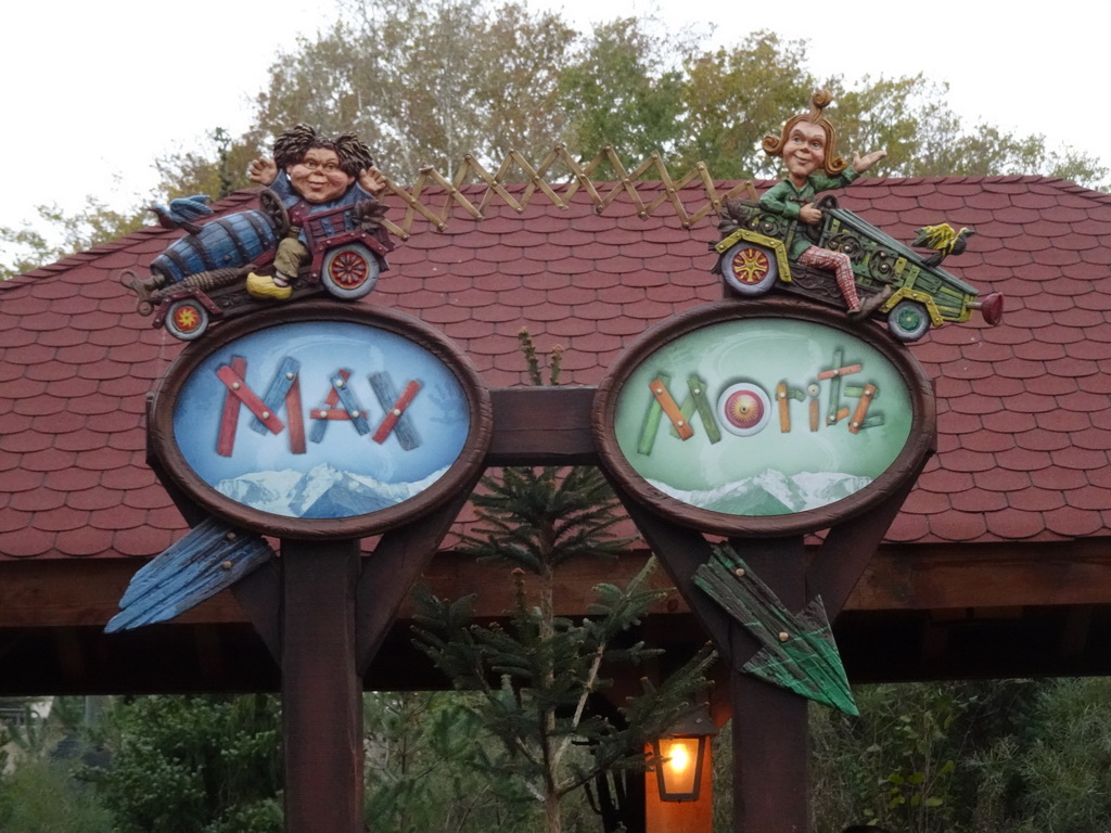 Signs at the waiting line at the Max & Moritz attraction at the Anderrijk kingdom