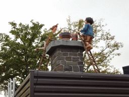 Statues of Max and Moritz on top of the Frau Boltes Küche restaurant at the Anderrijk kingdom