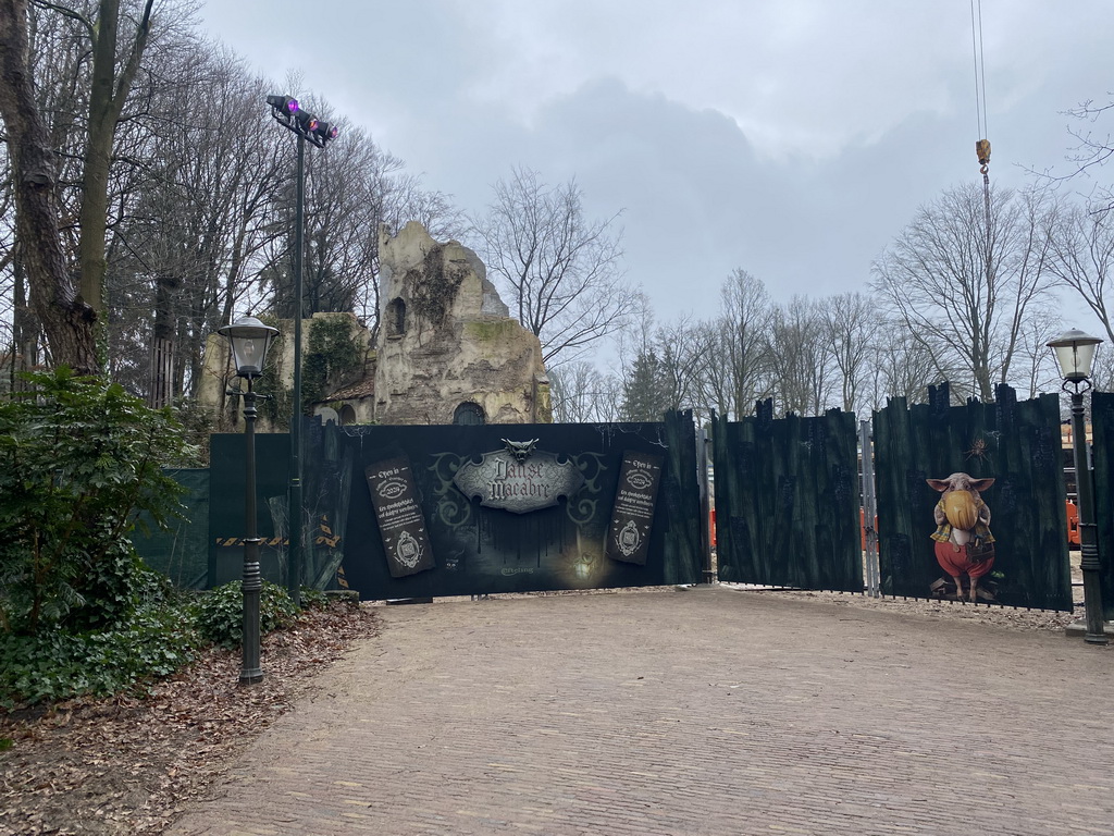 Front of the construction site of the Danse Macabre attraction at the Anderrijk kingdom