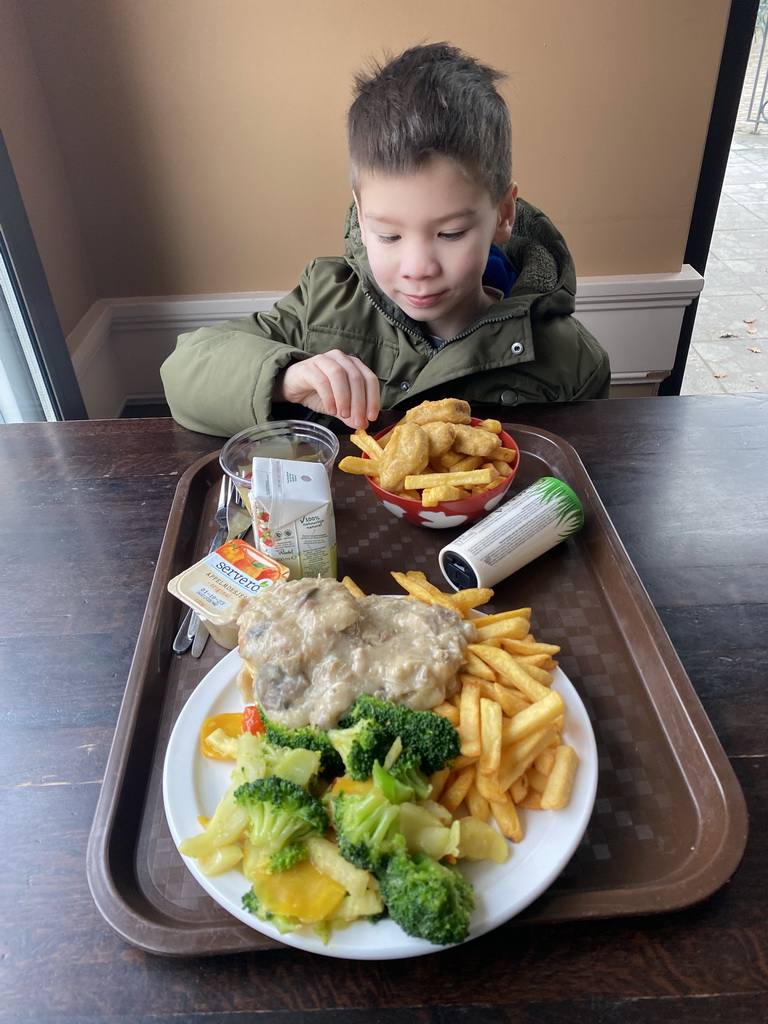 Max having lunch at the Witte Paard restaurant at the Marerijk kingdom