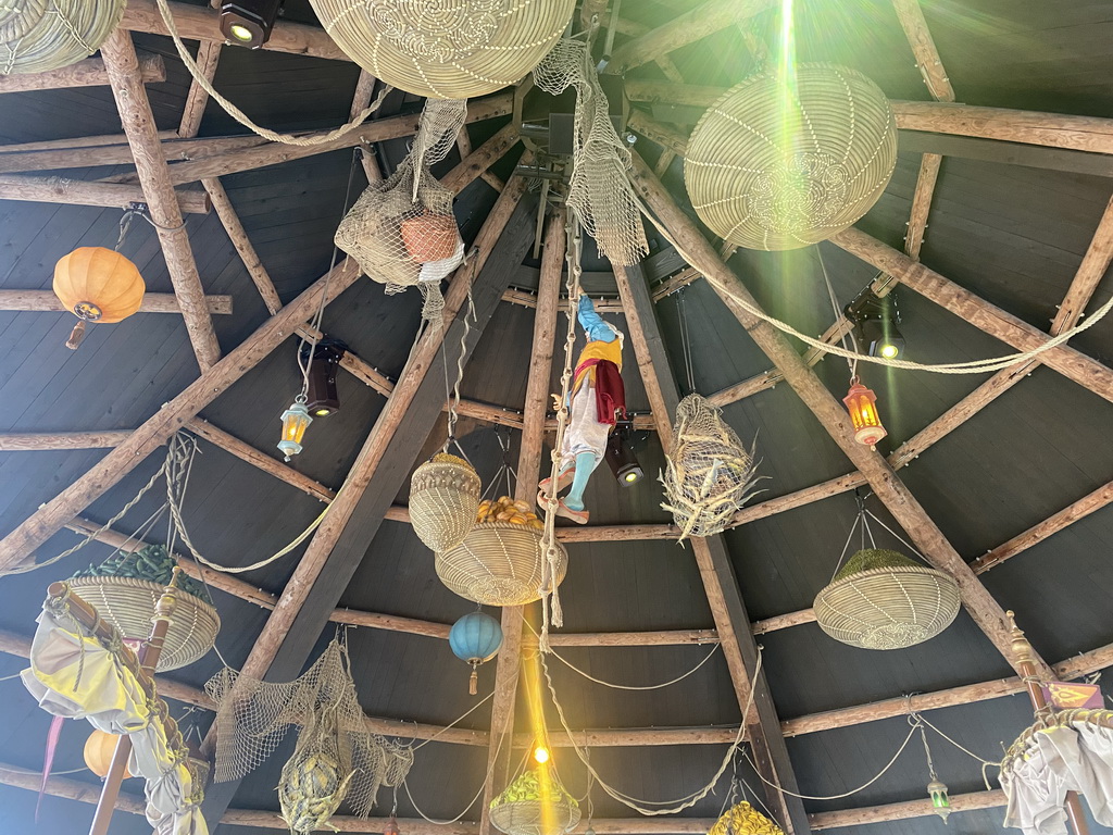 Statue of Sindbad hanging from the ceiling of the Sirocco attraction at the Reizenrijk kingdom