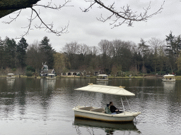 The Gondoletta lake at the Reizenrijk kingdom and the Kinderspoor attraction at the Ruigrijk kingdom