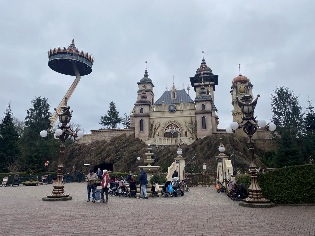 Front of the Symbolica attraction of the Fantasierijk kingdom and the Pagode attraction at the Reizenrijk kingdom