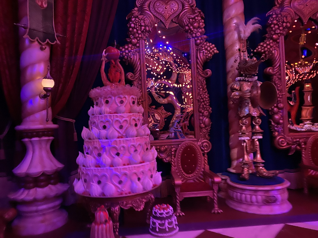 Cake and armour at the Royal Hall in the Symbolica attraction at the Fantasierijk kingdom