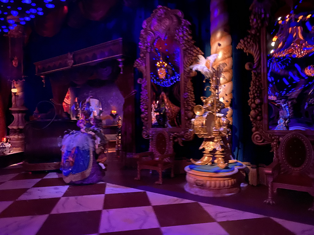 Dancer and armour at the Royal Hall in the Symbolica attraction at the Fantasierijk kingdom