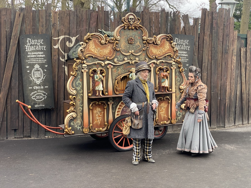 Actors with a barrel organ in front of the construction site of the Danse Macabre attraction at the Anderrijk kingdom