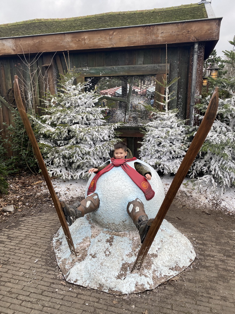 Max with a statue at the Max & Moritz Square at the Anderrijk kingdom